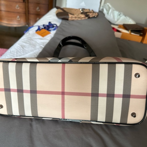 Burberry tot in a mint condition authentic 100% - Picture 2 of 3